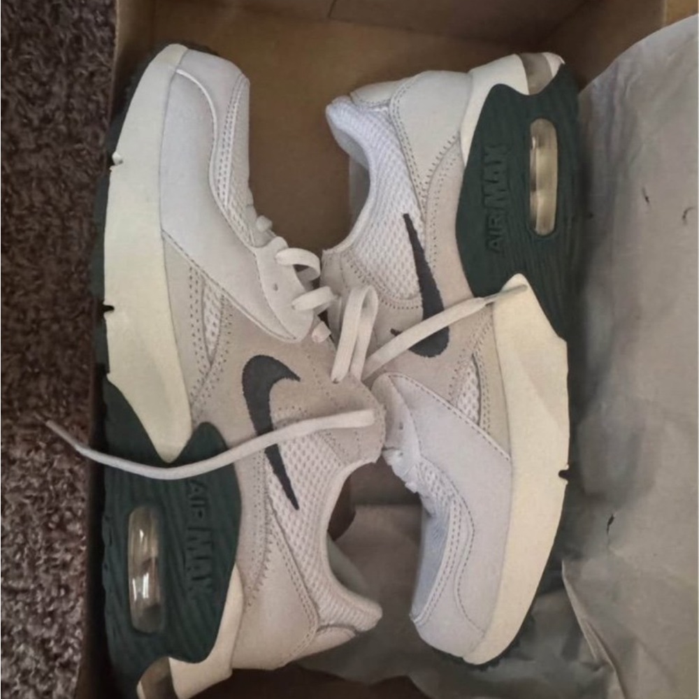 Nike White and Green Air Max Sneakers Dynamic Design